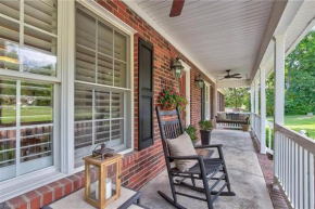 Fantastic Cottage with big backyard near the city